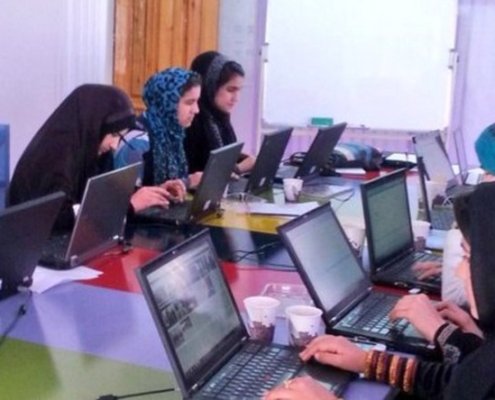 Afghanische Frauen an Laptops