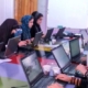 Afghanische Frauen an Laptops